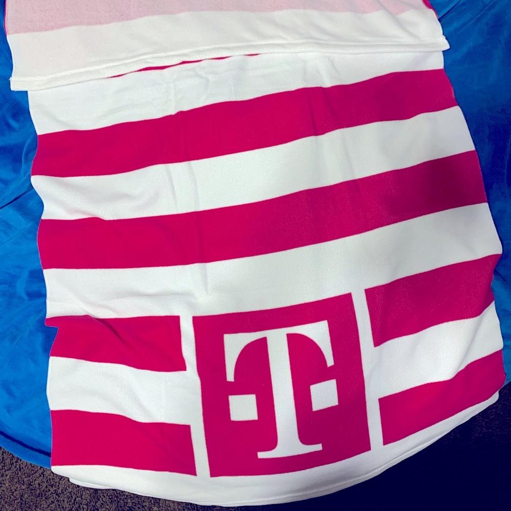 I’m selling a T-Mobile Beach Towel!!! Bee tree and with bag. Opened to show!